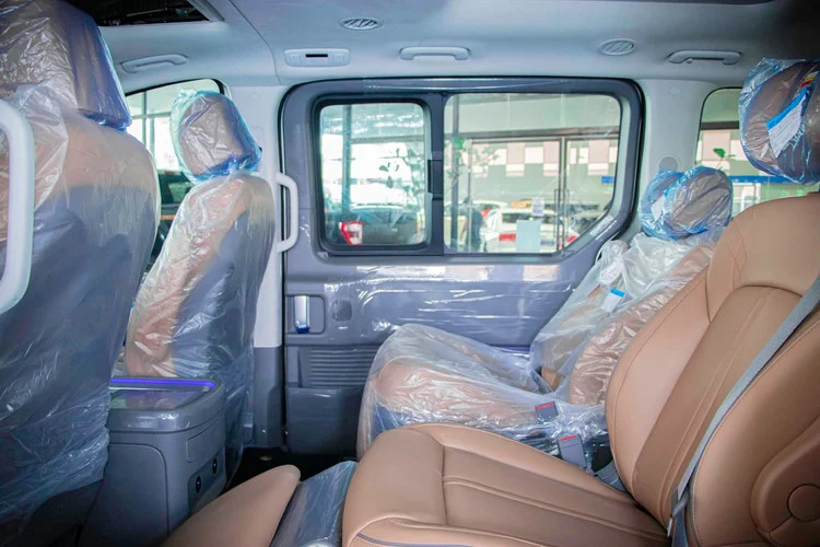 Lấy cảm hứng thiết kế từ tàu vũ trụ. Hyundai Staria 2022 sở hữu thiết kế hiện đại với mặt ca-lăng cỡ lớn, đèn pha và đèn hậu LED. Hyundai Staria 2022 sở hữu kích thước (DxRxC) lần lượt: 5.253 x 1.997 x 1.990 mm. Chiều dài cơ sở: 3.273 mm.