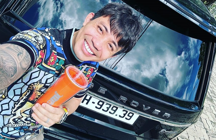 Trên thực tế, Minh Nhựa từng sở hữu đến 2 chiếc xe SUV hạng sang Range Rover nhưng đã bán đi hết, còn chiếc Range Rover này lại rất đặc biệt khi thuộc bản SVAutobiography đời cũ được mệnh danh xe Range Rover đắt đỏ nhất Việt Nam. Điểm thú vị nữa là xe mang biển số 51H-939.39 hay còn được gọi là cặp thần tài nhỏ (39).