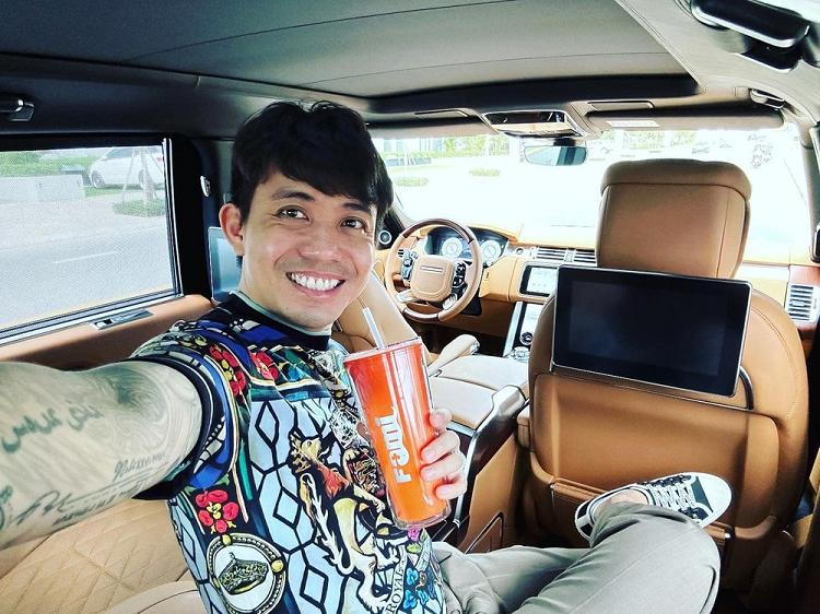 Hình ảnh do chính Minh Nhựa chia sẻ cho thấy doanh nhân này trải nghiệm hàng ghế sau của chiếc xe Range Rover SVAutobiography đời cũ, mang biển số cặp thần tài nhỏ và không ít cư dân mạng đã để lại bình luận dưới bài đăng chúc mừng chủ nhân Pagani Huayra sắm thêm xe mới.