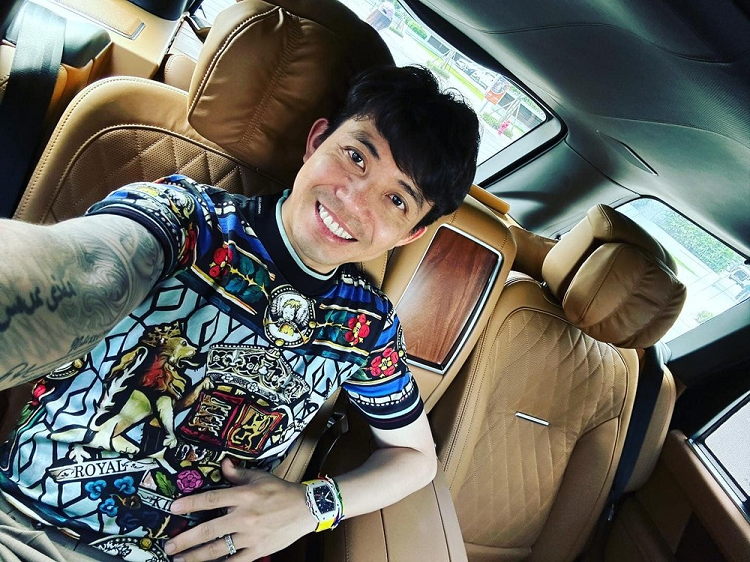 Mới đây, tay chơi siêu xe Phạm Trần Nhật Minh hay còn gọi Minh Nhựa đã gây chú ý cộng đồng mạng khi chia sẻ hình ảnh đi cà phê nhưng chiếc xe xuất hiện cùng đại gia này không phải Mercedes-AMG G63 Edition 1, cũng chẳng phải cặp đôi xe sang Audi A8L 2022, Mercedes-Benz S450L Luxury 2022 hay thần gió Pagani Huayra mà lại là một chiếc xe Range Rover biển thần tài thuộc thế hệ cũ. 