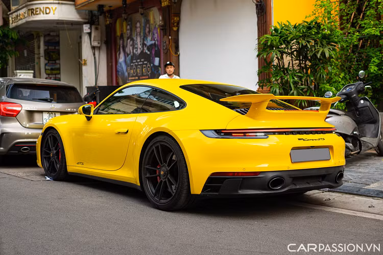Porsche 911 Carrera GTS được trang bị động cơ sáu xi lanh phẳng tăng áp kép có dung tịch 3.0 lít và đã được tinh chỉnh lại. Từ đó, xe có khả năng sản sinh công suất lên tới 473 mã lực, mô-men xoắn 570 Nm.