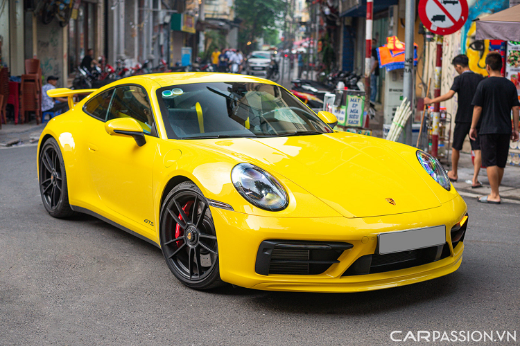 Chiếc Porsche 911 Carrera GTS tại Hà Nội sở hữu lớp sơn màu vàng Racing Yellow đặc trưng của hãng Porsche. Sự khác biệt của 911 Carrera GTS nằm ở ngoại thất với thiết kế nổi bật hơn, gói trang bị thể thao Sport Design cũng trở thành trang bị tiêu chuẩn thay vì tùy chọn.