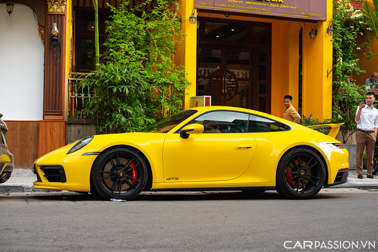 Trên các phiên bản Coupé, hệ thống PASM được trang bị tiêu chuẩn kết hợp với khung gầm thể thao có khoảng sáng gầm giảm đi 10 mm. Khái niệm hệ thống lò xo trợ lực ở trục sau lấy ý tưởng từ các phiên bản Turbo, hệ thống treo luôn duy trì trạng thái nén tối ưu trong mọi điều kiện vận hành, trong khi độ đàn hồi vẫn được giữ nguyên.