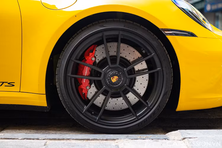 Phía sau của chiếc xe có một cánh gió lớn nằm trong gói Aero Kit hầm hố hơn. Các dòng chữ xung quanh xe được chủ nhân lựa chọn gam màu đen để trở nên nổi bật hơn trên nền sơn màu vàng.