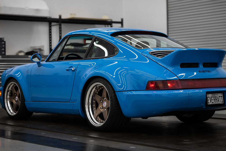 Chiếc xe Porsche 911 964 điện tại Mỹ màu xanh này đã được thực hiện bởi đối tác Aria Group có trụ sở tại California của Everrati khi nhu cầu về việc mở rộng độ bao phủ các sản phẩm của Everrati ở Bắc Mỹ đang tăng mạnh hơn bao giờ hết với nhiều mẫu xe thế hệ 964 hiện đang được sản xuất.