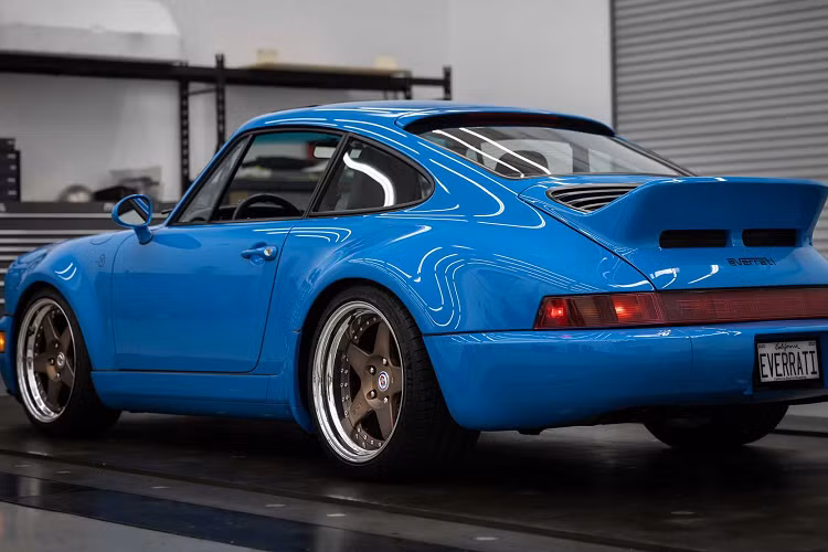 Chiếc xe Porsche 911 964 điện tại Mỹ màu xanh này đã được thực hiện bởi đối tác Aria Group có trụ sở tại California của Everrati khi nhu cầu về việc mở rộng độ bao phủ các sản phẩm của Everrati ở Bắc Mỹ đang tăng mạnh hơn bao giờ hết với nhiều mẫu xe thế hệ 964 hiện đang được sản xuất.