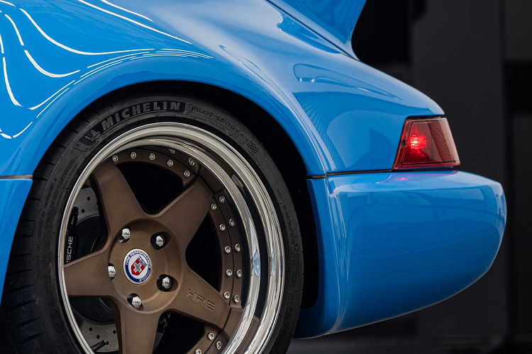 Bên dưới màu xanh Mexico Blue bên ngoài, Everrati đặt hệ thống truyền động điện của riêng mình với bộ pin 62 kWh và hệ thống quản lý pin đặt riêng. Hiện hãng độ vẫn chưa tiết lộ mức công suất cụ thể nhưng họ hé lộ rằng mẫu xe điện thể thao này có thời gian tăng tốc từ 0-96 km/h trong thời gian dưới bốn giây.