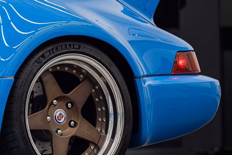 Bên dưới màu xanh Mexico Blue bên ngoài, Everrati đặt hệ thống truyền động điện của riêng mình với bộ pin 62 kWh và hệ thống quản lý pin đặt riêng. Hiện hãng độ vẫn chưa tiết lộ mức công suất cụ thể nhưng họ hé lộ rằng mẫu xe điện thể thao này có thời gian tăng tốc từ 0-96 km/h trong thời gian dưới bốn giây.