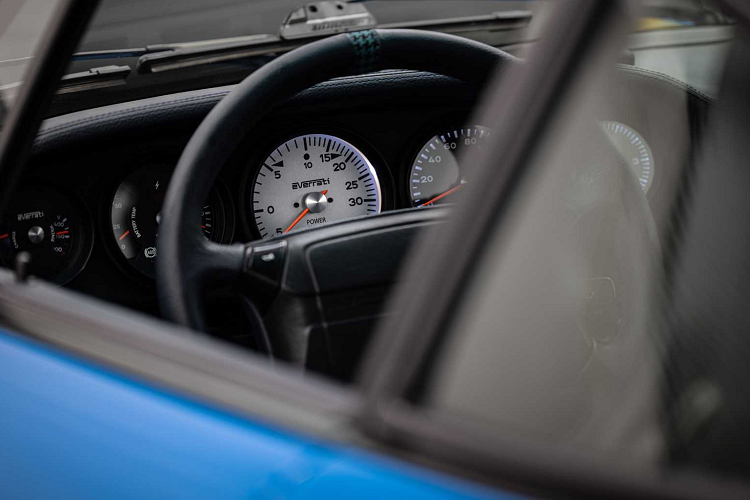 Hệ thống truyền động điện đã được thiết kế, phát triển và sản xuất tại trụ sở chính của Everrati ở Oxfordshire, Anh và đối tác chiến lược Hoa Kỳ của công ty là Tập đoàn Aria chịu trách nhiệm chế tạo toàn bộ chiếc xe đặc biệt này. Everrati hiện có một số chiếc Porsche 911 thế hệ 964 đang được sản xuất cho khách hàng ở thị trường Mỹ và Canada.