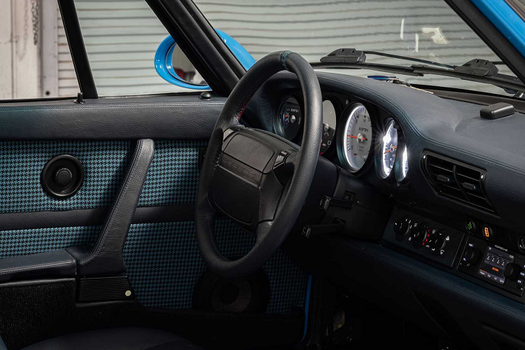 Tuy nhiên, Everrati cho biết họ đã nỗ lực rất nhiều để phát triển một chiếc xe vẫn giữ được “chất lượng vượt thời gian” của đặc tính xe nguyên bản kết hợp với hệ thống truyền động sẽ vượt qua các thông số kỹ thuật về hiệu suất của chiếc 964 nguyên bản.