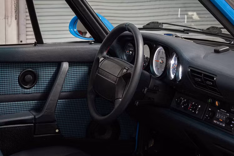 Tuy nhiên, Everrati cho biết họ đã nỗ lực rất nhiều để phát triển một chiếc xe vẫn giữ được “chất lượng vượt thời gian” của đặc tính xe nguyên bản kết hợp với hệ thống truyền động sẽ vượt qua các thông số kỹ thuật về hiệu suất của chiếc 964 nguyên bản.