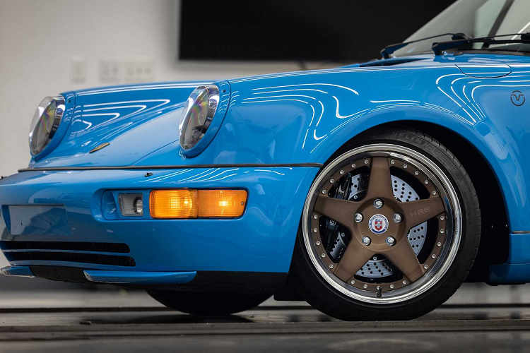 Chiếc 911 (964) chạy hoàn toàn bằng điện này được xây dựng dựa trên một mẫu xe thể thao đã được phục hồi hoàn toàn với các bộ phận thân xe bằng sợi carbon và gói thân rộng.