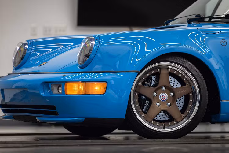 Chiếc 911 (964) chạy hoàn toàn bằng điện này được xây dựng dựa trên một mẫu xe thể thao đã được phục hồi hoàn toàn với các bộ phận thân xe bằng sợi carbon và gói thân rộng.