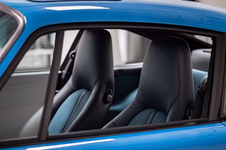 Xét về phạm vi giữa hai lần sạc, Everrati cho biết có thể đi được hơn 322 km trong điều kiện lái xe bình thường. Sạc nhanh AC và DC tiêu chuẩn có sẵn, mặc dù hiện tại công suất sạc tối đa vẫn chưa được tiết lộ.