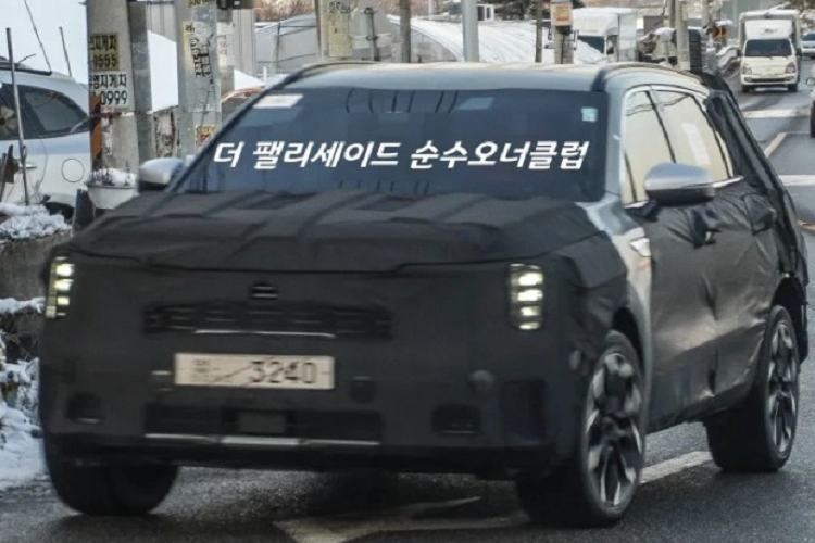 Cản trước nâng cấp nhẹ với hai khe gió tích hợp dải đèn định vị đặt dọc. Logo Kia được đặt trên nắp ca-pô thay vì vị trí trên lưới tản nhiệt như truyền thống, nhờ đó chiếc xe thêm phần sang trọng hơn.