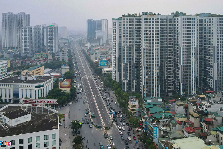 Đại diện chủ đầu tư cho biết dự kiến công trình trị giá gần 10.000 tỷ đồng này được thông xe trước Tết Dương lịch 2023. Hiện, gần 100 công nhân gấp rút thi công 3 ca liên tục để hoàn thiện những hạng mục cuối của dự án