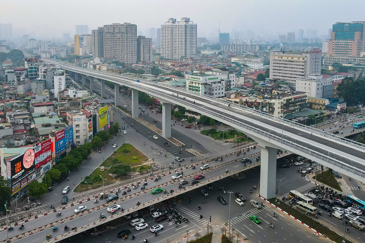 Đoạn qua Ngã Tư Vọng là hạng mục phức tạp nhất của dự án. Tại đây, độ cao từ nền đường trên cao tới mặt đất khoảng 30 m - gấp 1,5 lần so với các trụ cầu của các dự án khác.