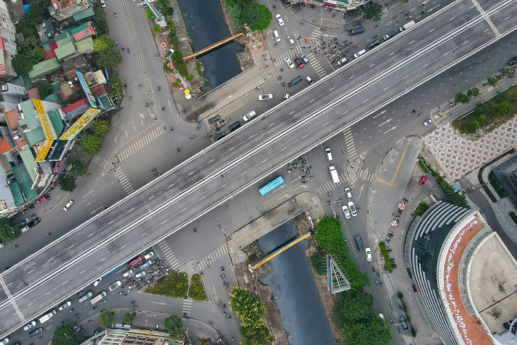 Đoạn đường trên cao vắt qua sông Kim Ngưu và cầu Mai Động. Vào khung giờ cao điểm, nhiều luồng xe cộ thường xung đột tại đây gây ùn tắc.