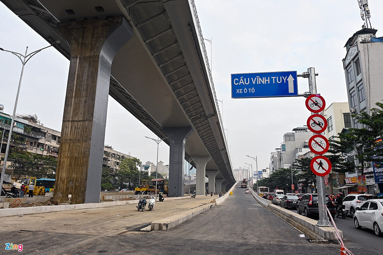 Hiện nhà thầu tập trung nhân lực để hoàn thiện nhánh lên xuống đường trên cao.