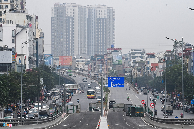 Điểm đầu của tuyến đường trên cao kết nối trực tiếp với cầu Vĩnh Tuy. Cây cầu này cũng đang được thi công giai đoạn 2 và dự kiến thông xe vào 2/9/2023.