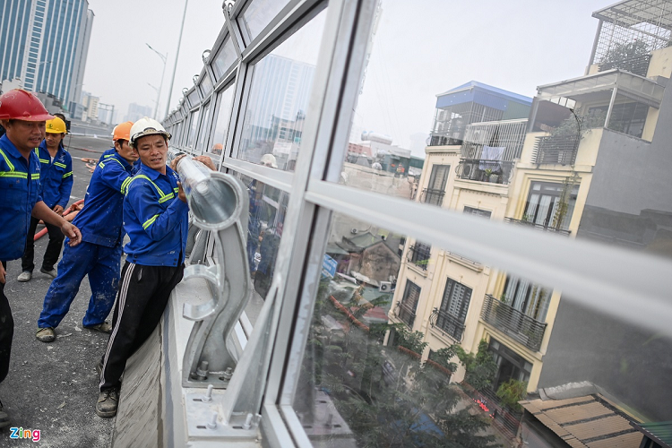 Đặc điểm của tuyến đường này là hai bên lan can được lắp các tấm chống ồn trong suốt. Chất liệu được sử dụng là carbon đặc chủng có độ bền và dẻo cao. Trong hình, công nhân đang thi công lan can thành cầu.