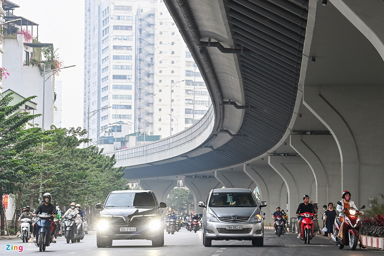 Đường dưới thấp được mở rộng đã giải quyết tình trạng ùn tắc thường xuyên xảy ra trên trục đường Minh Khai - Đại La. Người dân cho biết xe cộ có thể lưu thông qua đây dễ dàng kể cả trong khung giờ cao điểm.