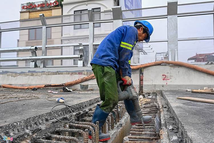Công nhân thi công hoàn thiện khe co giãn. Trung bình 4 nhịp cầu (khoảng 200 m) sẽ có một khe co giãn.