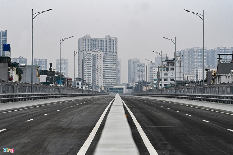 Trong đó, sau hơn 4 năm khởi công, đoạn đường trên cao dài hơn 5 km sắp hoàn thiện. Toàn tuyến đã được thảm nhựa.