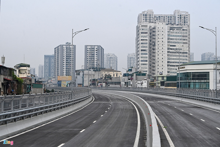 Đoạn đường trên cao được uốn cong trước khi tiếp nối và chạy qua cầu Mai Động.