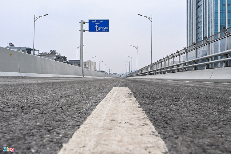 Toàn tuyến hiện hoàn thành thảm nhựa, sơn kẻ đường, lắp đặt hệ thống chiếu sáng, biển báo. Đoạn đường trên cao có quy mô 4 làn xe, không có làn dừng khẩn cấp và chỉ cho ôtô chạy với tốc độ tối đa 80 km/h.