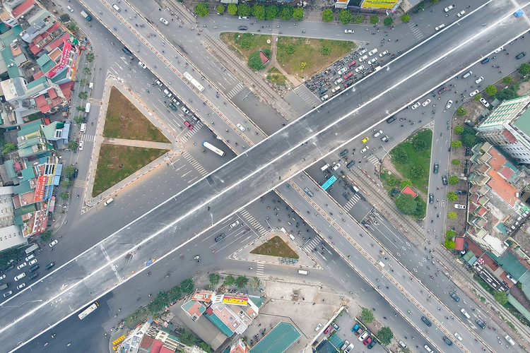 Cầu Vĩnh Tuy 2 và vành đai 2 có vai trò kết nối quan trọng của Hà Nội với các địa phương lân cận. Hai công trình trị giá hơn 12.500 tỷ này khi hoàn thành sẽ thúc đẩy việc dịch chuyển và phát triển đô thị phía đông Hà Nội. Trong khi đó, chỉ tính trong nội thành, hai bên đường có mật độ dân cư đông đúc, những năm gần đây phải gánh thêm hàng chục chung cư cao tầng.