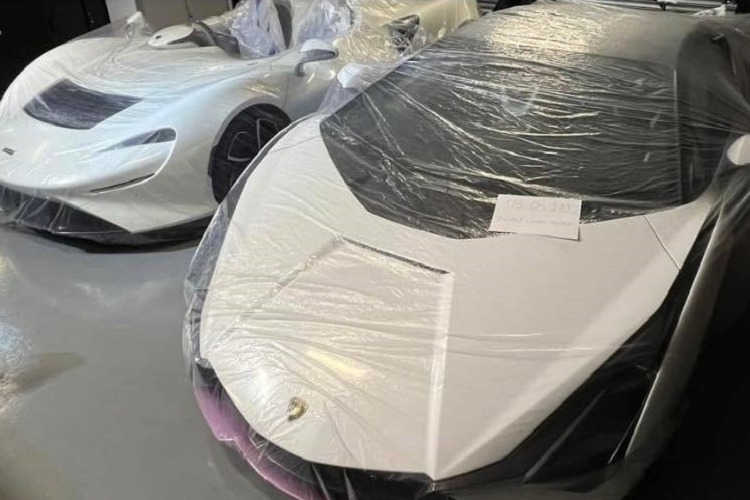 Thương hiệu Lamborghini rất được các đại gia Việt ưa chuộng khi bằng chứng là đã có trên 50 chiếc được mang về nước theo diện chính hãng lẫn tư nhân và trong số này không thiếu những phiên bản sản xuất giới hạn. Dù có thể nghĩ đến nhiều phiên bản Lamborghini mới sẽ về Việt Nam, nhưng không ai dám nghĩ việc tậu Lamborghini Sian hàng khủng.