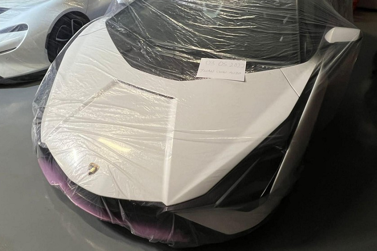 Lamborghini Sian vẫn được trang bị khối động cơ xăng V12, hút khí tự nhiên, dung tích 6,5 lít quen thuộc lấy từ Lamborghini Aventador SV nhưng đã được bổ sung van nạp mới, làm bằng titan để tạo ra công suất tối đa 774 mã lực. Chưa hết, động cơ của Lamborghini Sian còn kết hợp với hệ thống mild hybrid sử dụng mô-tơ điện 48 V để tạo ra công suất 34 mã lực giúp xe Sian có tổng công suất 808 mã lực.