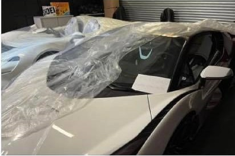 Nhiều người không rõ là sau khi được giải thích và đúng ý thì cậu cả nhà họ Phan có chơi lớn tậu về garage mẫu hypercar kinh điển nhất của hãng xe Lamborghini hay không. Trên toàn thế giới chỉ có 63 chiếc xe hypercar Lamborghini Sian xuất xưởng và con số này còn ít hơn khi bản mui trần chỉ có đúng 19 xe và 1 trong số đó được đại gia Thái Lan chốt mua gần đây.