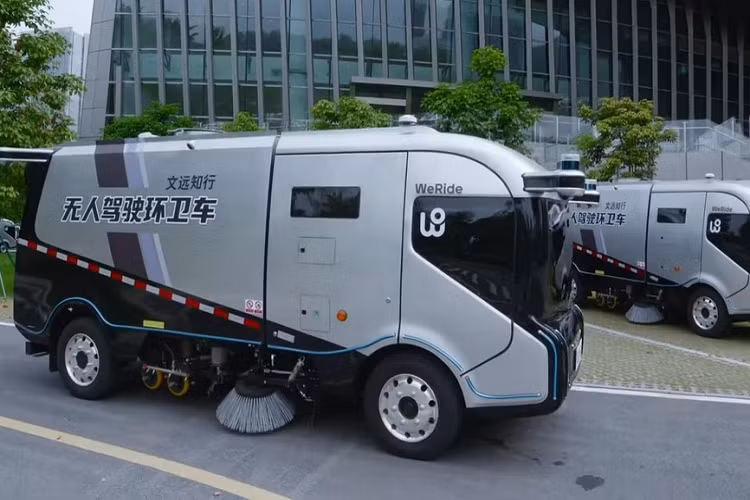 Đúng như tên gọi, chiếc xe Robosweeper tự lái này có thể làm sạch các con đường công cộng với những chức năng quét, phun nước, và phun chất khử trùng từ hai bên và từ phía sau. Tất cả những chức năng này nghe có vẻ rất hữu ích sau bối cảnh đại dịch, với việc Trung Quốc gần đây đang áp dụng một trong những chính sách phong tỏa khắt khe nhất trên thế giới.