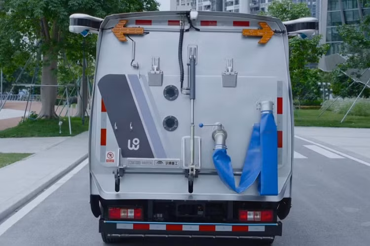 Chiếc này trông giống như một chiếc xe buýt được chuyển đổi để làm phương tiện sử dụng trong một bộ phim khoa học viễn tưởng. Tuy nhiên, nó không phải là một mẫu concept để trưng bày mà là một chiếc xe có thể hoạt động hoàn chỉnh, sẵn sàng sản xuất. Các cửa sổ tối màu là để che đi sự thiếu vắng buồng lái truyền thống vì xe có vận hành mà không cần tài xế. Các cảm biến nhô ra khỏi thân xe mang đến khả năng lái tự động Cấp 4, một tính năng chưa được cung cấp trên các mẫu xe sản xuất thông thường.