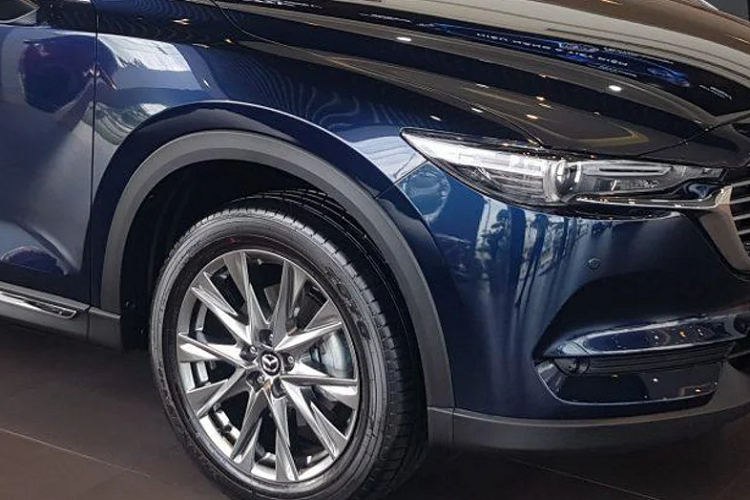 Nội thất xe sở hữu ghế ngồi bọc da Nappa và ốp gỗ cao cấp, trang bị màn hình giải trí 7 inch trung tâm có camera 360 độ, màn hình hiển thị thông tin trên kính lái, 10 loa Bose, DVD, Mp3, Radio, kết nối AUX,USB, Bluetooh. Hàng ghế trước chỉnh điện (nhớ vị trí ghế lái), sưởi ấm hàng ghế trước/sau và hơn nữa.