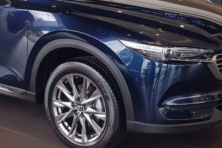 Nội thất xe sở hữu ghế ngồi bọc da Nappa và ốp gỗ cao cấp, trang bị màn hình giải trí 7 inch trung tâm có camera 360 độ, màn hình hiển thị thông tin trên kính lái, 10 loa Bose, DVD, Mp3, Radio, kết nối AUX,USB, Bluetooh. Hàng ghế trước chỉnh điện (nhớ vị trí ghế lái), sưởi ấm hàng ghế trước/sau và hơn nữa.