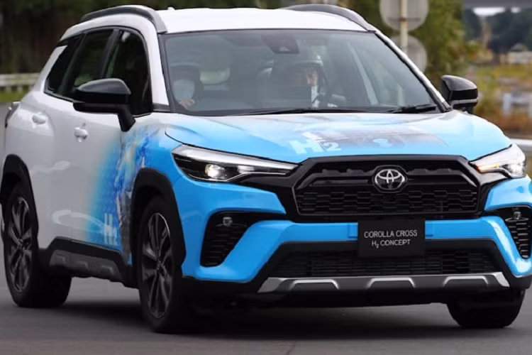 Như vậy vậy, Toyota Corolla Cross bản hydro vẫn tuân theo chu trình đốt cháy giống như động cơ chạy xăng, nhiên liệu và không khí đi vào xy-lanh, được nén, sau đó đốt cháy, rồi loại bỏ - chỉ khác là dùng nhiên liệu từ Hydro.