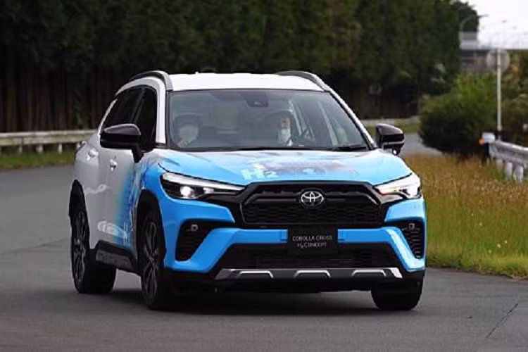 Không chỉ mỗi Toyota, nhiều hãng xe khác cũng đang phát triển các dự án xe chạy bằng hydro. Vào tháng 10, chủ tịch BMW Oliver Zipse cho rằng nhiên liệu hydro là thứ nhiên liệu “sành điệu” nhất. Nhà sản xuất ôtô Đức cũng có kế hoạch tung ra một chiếc xe hydro trong thời gian tới.