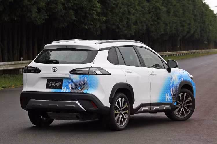 Mẫu xe SUV Toyota Corolla Cross bản hydro nền tảng là khối động cơ 3 xy-lanh, 1.6L sử dụng trên phiên bản xe đua tốc độ Toyota GR Corolla nhưng nay được cải tiến với công nghệ phun Hydro áp suất cao trực tiếp lấy từ mảng xe đua.