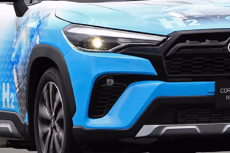 Toyota Corolla Cross chạy nhiên liệu hydro không tạo ra lượng khí thải độc hại. Trong tương lai, nếu dùng nhiên liệu hydro, ta có thể từ bỏ công nghệ động cơ điện, giúp giảm việc lệ thuộc vào các vật liệu, khoáng chất đắt tiền như Lithium và Niken.