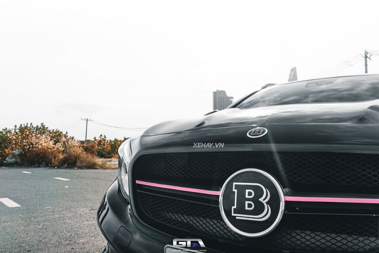 Hoàn thiện thêm cho diện mạo bề ngoài mạnh mẽ và độc đáo của chiếc GLA 45 này là lớp decal màu đen với điểm nhấn là các đường nét màu hồng, được thực hiện bởi đội ngũ GTA Wrapping.