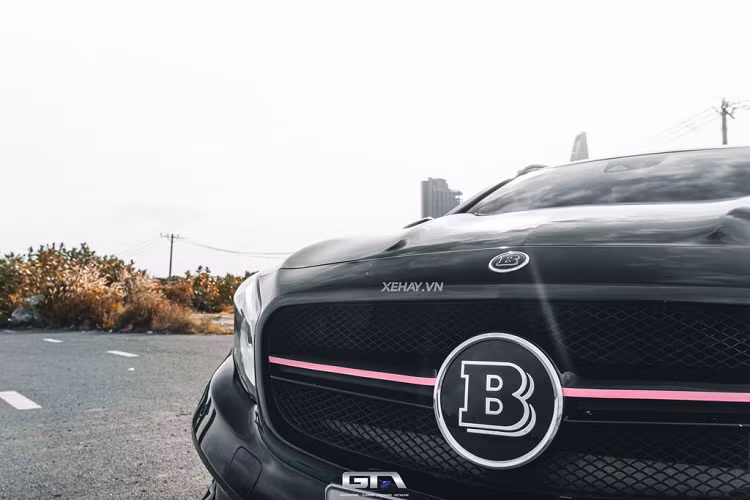 Hoàn thiện thêm cho diện mạo bề ngoài mạnh mẽ và độc đáo của chiếc GLA 45 này là lớp decal màu đen với điểm nhấn là các đường nét màu hồng, được thực hiện bởi đội ngũ GTA Wrapping.