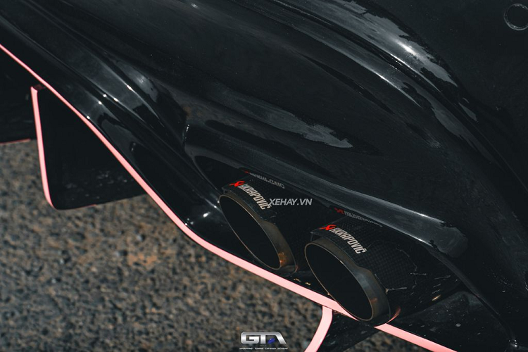 Nhưng có thể dự đoán chiếc Mercedes-AMG GLA 45 độ khủng này cũng đã “ngốn” của chủ xe một số tiền không nhỏ.