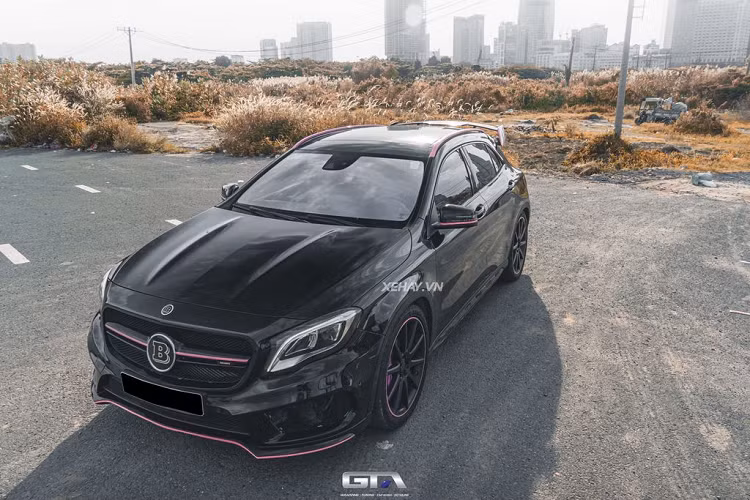Số lượng Mercedes-AMG GLA 45 tại Việt Nam khá hiếm, vì thế chủ nhân của chiếc SUV thể thao này đã quyết định chi mạnh tay để nâng cấp xế với gói độ Brabus 700. Nhờ đó, ngoại hình của Mercedes GLA45 đã trở nên mạnh mẽ và cơ bắp hơn.