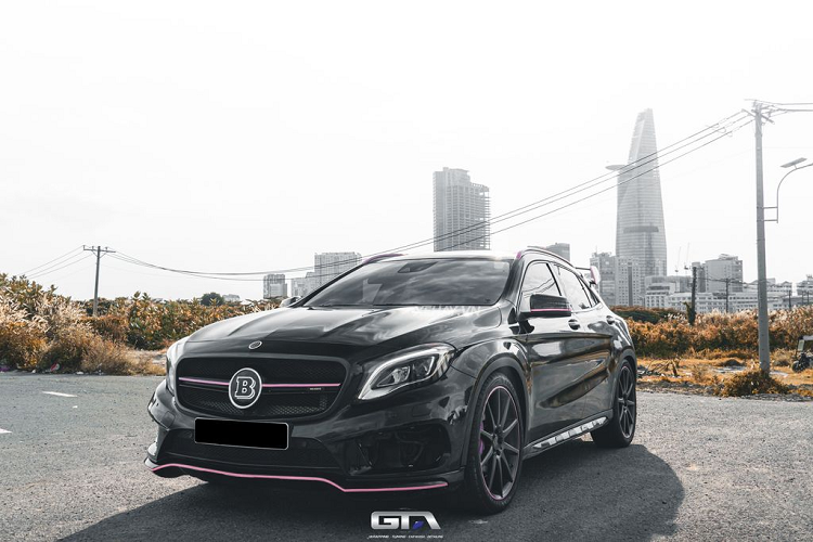 Ở phía trước, Mercedes-AMG GLA 45 độ Brabus 700 được thiết kế với cản trước rộng, mở rộng các hốc hút gió để tăng cường khả năng làm mát động cơ. Huy hiệu Brabus trên bộ mâm và mặt ca-lăng.