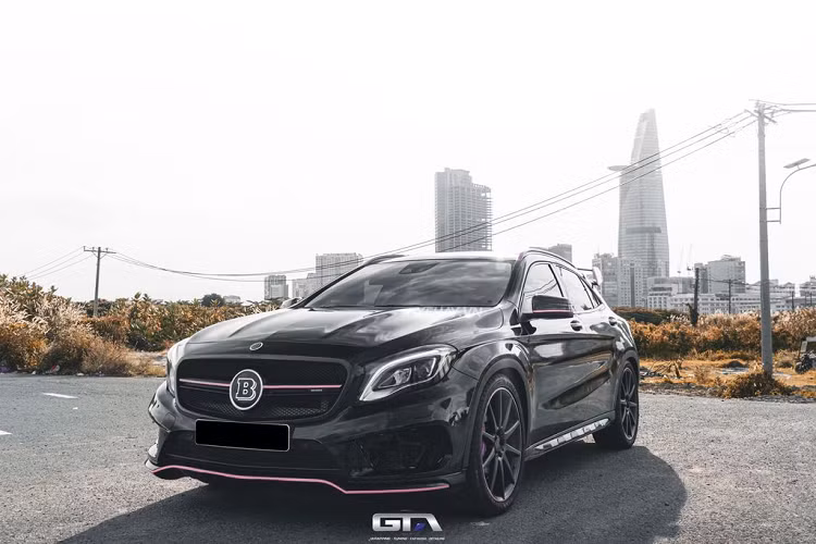 Ở phía trước, Mercedes-AMG GLA 45 độ Brabus 700 được thiết kế với cản trước rộng, mở rộng các hốc hút gió để tăng cường khả năng làm mát động cơ. Huy hiệu Brabus trên bộ mâm và mặt ca-lăng.