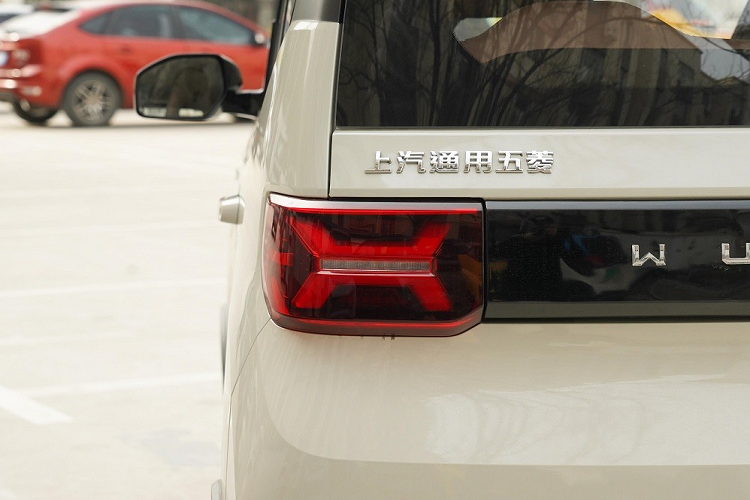 Mô-tơ điện này kết hợp với cụm pin LiFePO4 mới với dung lượng 17,3 kWh hoặc 26,5 kWh, tùy bản trang bị. Nhờ đó, xe có thể chạy được 200 km hoặc 300 km sau khi sạc đầy pin. Người dùng có thể sạc ở cột sạc 220V/16A AC hoặc sạc tại nhà.