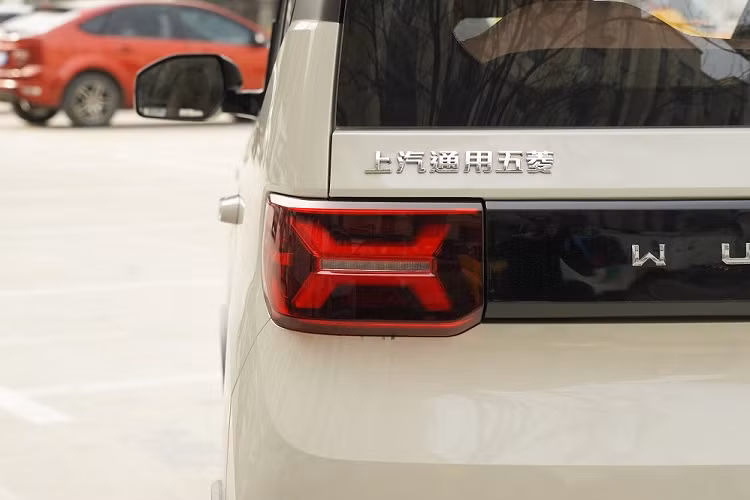 Mô-tơ điện này kết hợp với cụm pin LiFePO4 mới với dung lượng 17,3 kWh hoặc 26,5 kWh, tùy bản trang bị. Nhờ đó, xe có thể chạy được 200 km hoặc 300 km sau khi sạc đầy pin. Người dùng có thể sạc ở cột sạc 220V/16A AC hoặc sạc tại nhà.